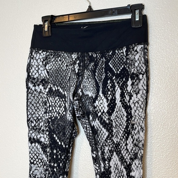 Nike Dri Fit 3/4 Snake Print Running Leggings High Waisted Size Small - Picture 5 of 9